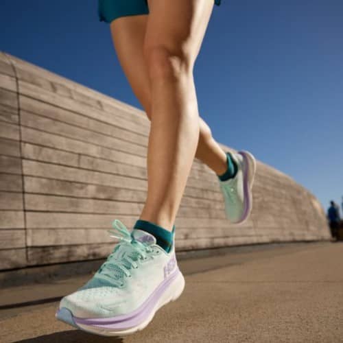 Imagen de las piernas de una mujer corriendo
